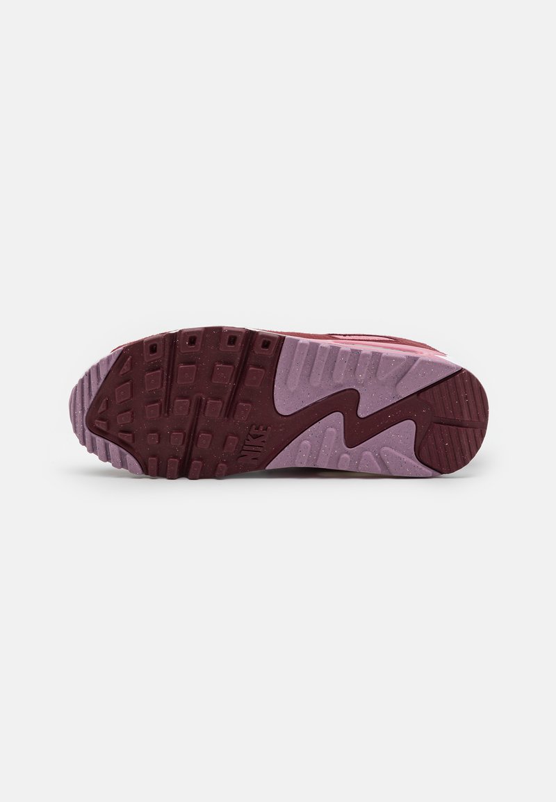 Sole di sneaker Nike con un design testurizzato in un ricco bordeaux scuro e lavanda chiara, dotata di profonde scanalature e un motivo ondulato per la trazione.
