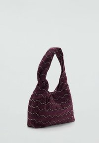 Sac en velours côtelé rouge bordeaux avec un motif ondulé et des accents perlés ; dispose d'une seule poignée nouée et d'une forme structurée.