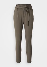 Olijfgroene broek met een aansluitend ontwerp. Heeft een taille met riem en taps toelopende benen. Gemaakt van een gladde, rekbare stof.