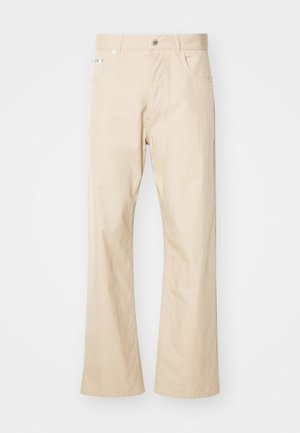 Béžové nohavice vyrobené z bavlny, s priamym strihom, dvoma prednými vreckami, pútkami na opasok a kovovým zapínaním.