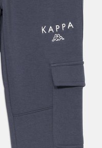 Mornarske Kappa hlače od mekanog materijala sadrže izvezeni logo. Imaju bočnu džepu i blago su sužene.