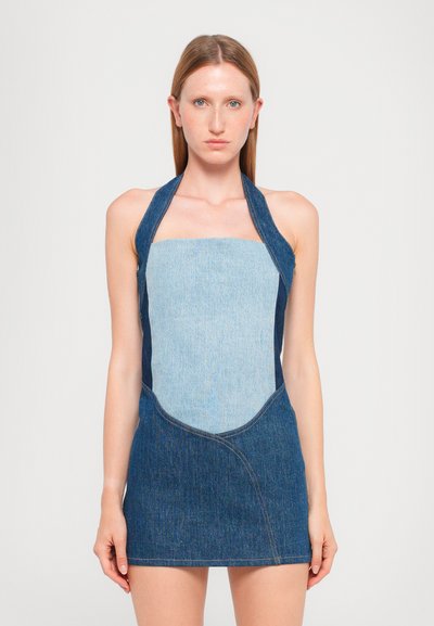 Abito in denim con pannello in tessuto azzurro chiaro sopra, gonna blu scuro con design a cucitura curva, collo all'americana e silhouette aderente.
