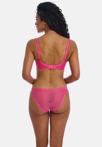 Roze lingerie set met een racerback bh met verstelbare bandjes en een bijpassende slip. De stof heeft een subtiel chevronpatroon.