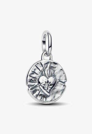 Pendente a forma di cuore in argento con un design a fiamma e dettagli a forma di stella, caratterizzato da uno sfondo texturizzato e un anello con cerniera per il fissaggio.