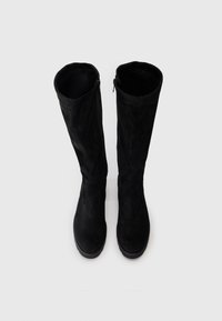 Schwarze kniehohe Stiefel aus Wildleder mit glatter Textur, ausgestattet mit einem seitlichen Reißverschluss und einem runden Zehendesign.