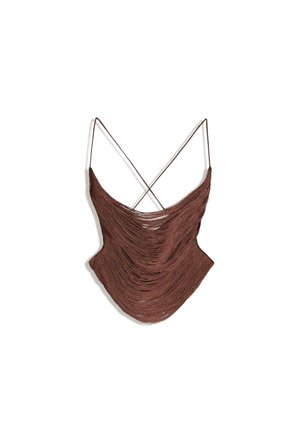 Crop top marron à franges avec fines bretelles croisées et un devant drapé et texturé sur fond blanc.