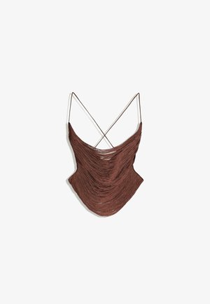 Brązowy crop top z frędzlami, cienkimi, skrzyżowanymi ramiączkami i drapowanym, teksturowanym przodem na białym tle.