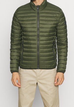 Polstret jakke i mørkegrøn nylon med høj krave, lynlås foran og sidelommer. Har ribbede manchetter og en slim fit design.