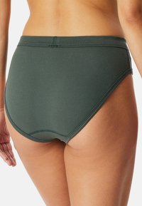 Hochtaillierter, dunkelgrüner, gerippter Bikiniunterteil mit glatter Textur und eng anliegender Passform, ausgestattet mit einem schlichten, gest eppten Taillenbund und sauberen Kanten.