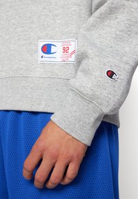 Champion RETRO SPORT CREWNECK BACKPRINT - Sudadera - grey