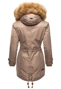 Beige parka met een nep-fur capuchon. Beschikt over gewatteerde mouwen, een verstelbare trekkoord taille en knoopaccenten op de manchetten en zakken.