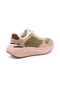 Sneaker con suola piattaforma rosa, parte superiore in suede color sabbia e tessuto testurizzato verde oliva, colletto bianco soffice e dettagli brillanti marroni.