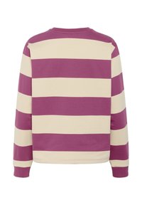 Pikema varrukatega pullover, millel on laiad horisontaalsed triibud kreemi ja tumepunases toonis, nähtud tagant.