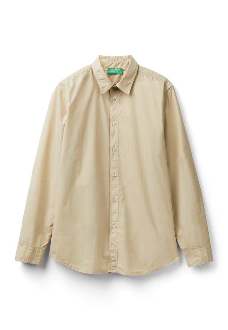 Beige overhemd met lange mouwen, knoopsluiting aan de voorkant, klassieke kraag en zachte textuur. Heeft een gebogen zoom en zichtbare stikdetails.