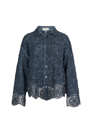 Chemise bleu foncé à boutons, avec un tissu texturé et des détails en dentelle élaborés à l'ourlet et aux poignets. Coupe douce et décontractée.