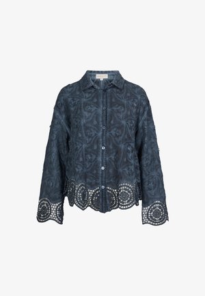 Mörkblå skjorta med knäppning fram, i en texturerad tyg med intrikata spetsdetaljer vid nederkant och ärmslut. Mjuk, avslappnad passform.