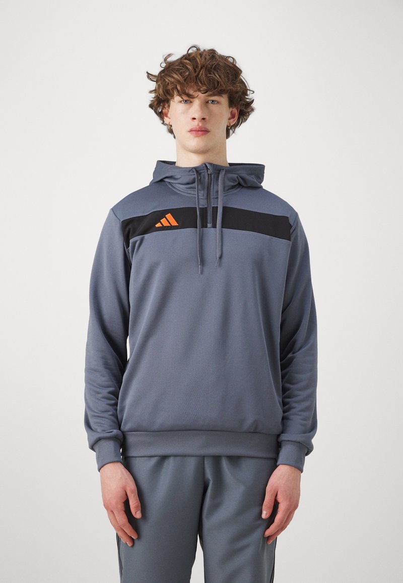 Grauer Hoodie aus weichem Material, mit einem schwarzen horizontalen Streifen und orangefarbenem Logo auf der Brust, mit einer Fronttasche und einer verstellbaren Kapuze.