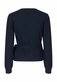 Tumši zils, ar garām piedurknēm, adīts kardigans ar jostas detaļu viduklī, redzams no aizmugures uz baltas fona.