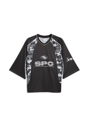 Schwarzes Puma Sportshirt mit grauen und weißen Camouflage-Seitenpaneelen, weiten Ärmeln und SPC-Logo mit "Sportstyle Puma Collective" Text vorne.
