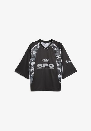 Czarna sportowa koszulka Puma z szarymi i białymi panelami bocznymi w kamuflażu, szerokimi rękawami oraz logo SPC z tekstem "Sportstyle Puma Collective" z przodu.