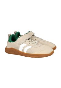 Zapatillas deportivas beige para niños con rayas blancas, forro interior verde, correa de velcro, cordones y suelas de goma marrón, mostradas lado a lado.