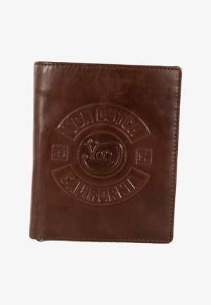 Portefeuille en cuir marron avec logo embossé "Von Dutch California" et coutures visibles autour des bords, vue fermée sur fond blanc.