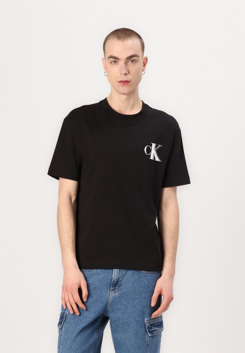 Calvin Klein Jeans - BOLD TEE UNISEX - T-shirts print - black, Forstør