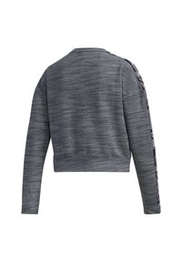 Sudadera gris corta con mangas largas, textura de punto y franjas de patrón contrastante a los lados. Diseño simple, sin logotipo visible.