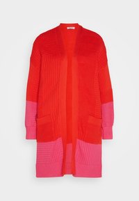 Długi, otwarty sweter na drutach z przednim otwarciem w czerwono-różowe bloki kolorystyczne, z dwoma przednimi kieszeniami oraz ściągaczowymi mankietami i dołem.