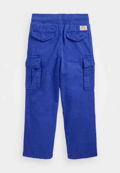 Pantalones cargo azules de tejido texturizado, con cintura elástica, dos bolsillos laterales y dos bolsillos traseros.