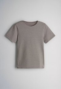T-shirt à manches courtes et col rond avec de fines rayures horizontales noires et blanches, présenté à plat sur un fond gris clair.