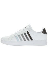 Weiße Sportschuh mit einem glatten Lederoberteil, ausgestattet mit drei Streifen in Schwarz, Grau und Hellblau sowie einem schwarzen Absatzakzent. Flache weiße Sohle.