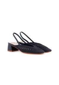 Zapatos de slingback negros trenzados con punta afilada y un tacón bajo y geométrico. La parte superior presenta un patrón texturizado y un diseño abierto.