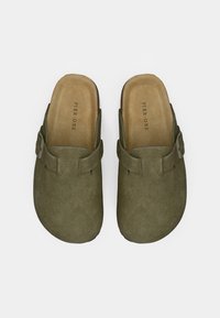 Olivgrüne Wildleder-Clogs mit runder Spitze, verstellbarem Schnallenriemen und einer beigefarbenen Innensohle mit dem Text "PIER ONE."