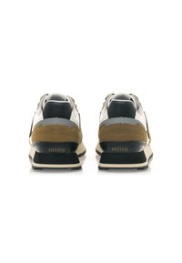 Zapatillas con una mezcla de ante marrón, cuero gris y acentos negros. Cuello acolchado, logotipo en el talón, suela texturizada y diseño en capas.