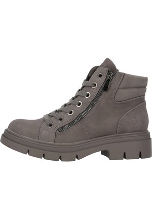 Bottes chelsea en suede gris avec un design à lacets, fermeture éclair sur le côté, col rembourré et semelle en caoutchouc épaisse avec des rainures pour une adhérence optimale.