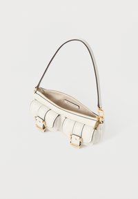 Bolso de mano de cuero blanco con superficie texturizada, que cuenta con una cremallera dorada, dos pequeñas hebillas en el frente y una correa delgada para el hombro.