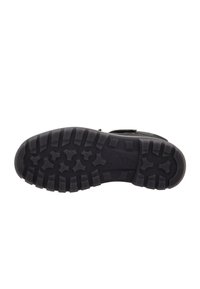 Černá pryžová podrážka boty s robustním vzorem běhounu se starovitými zářezy pro lepší přilnavost. U paty je umístěno logo výrobce.