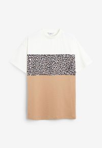 Hvid t-shirt med korte ærmer, der har et leopardprint i midten og en beige bund. Lavet af blødt stof og har en løs pasform.