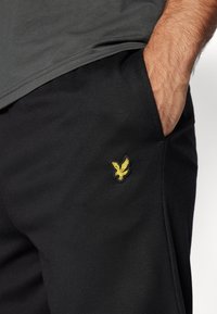 Lyle & Scott FLY  - Short - jet black