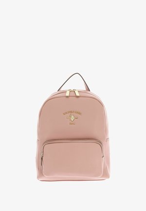 Sac à dos rose texturé avec une forme arrondie, des fermetures éclair dorées et un logo brodé sur le devant. Comprend une poche avant zippée.