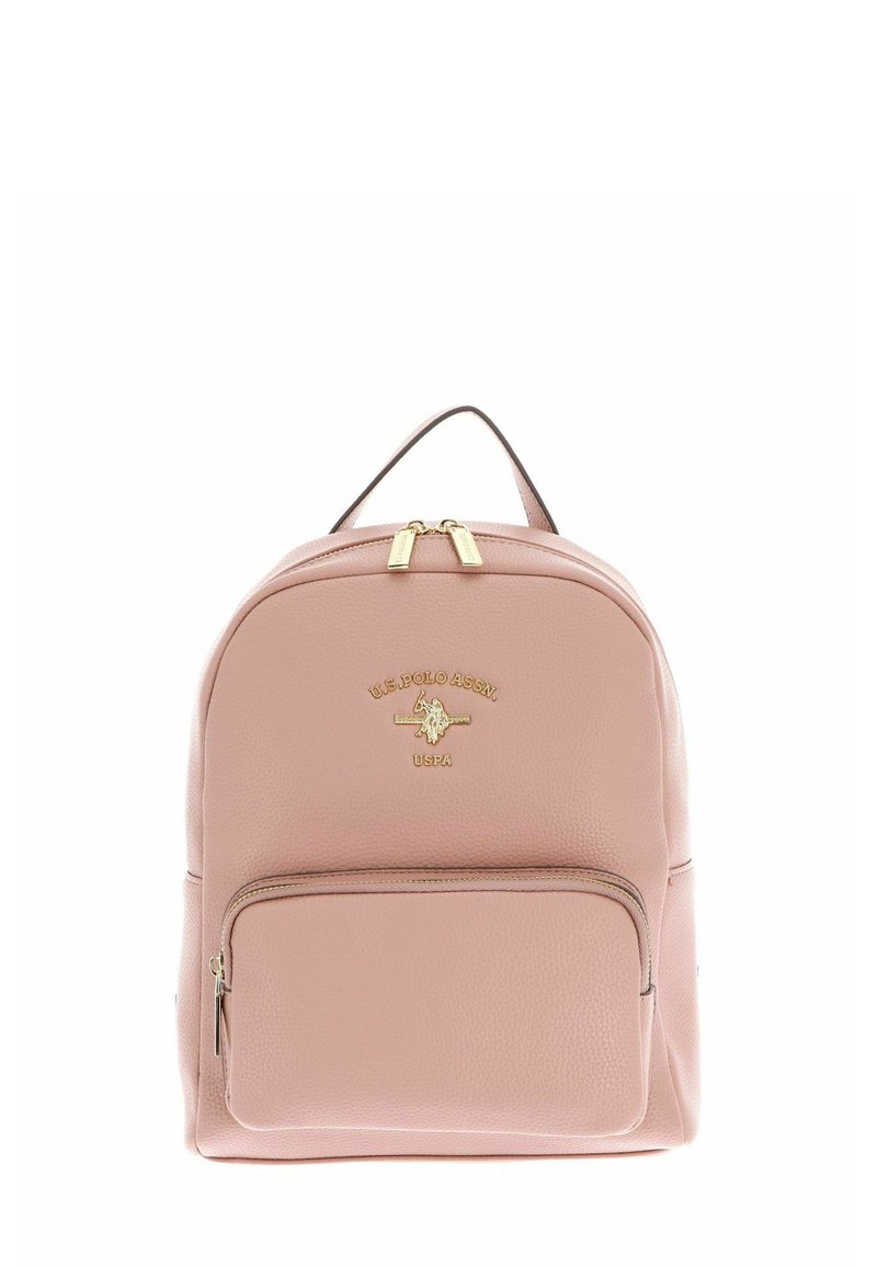 Sac à dos rose texturé avec une forme arrondie, des fermetures éclair dorées et un logo brodé sur le devant. Comprend une poche avant zippée.