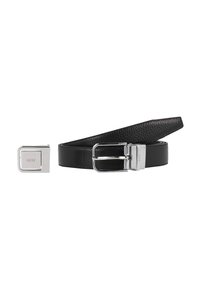Zwarte leren riem met textuur, voorzien van een zilveren metalen gesp en een aparte zilveren sluiting gegraveerd met "BOSS" op een witte achtergrond.