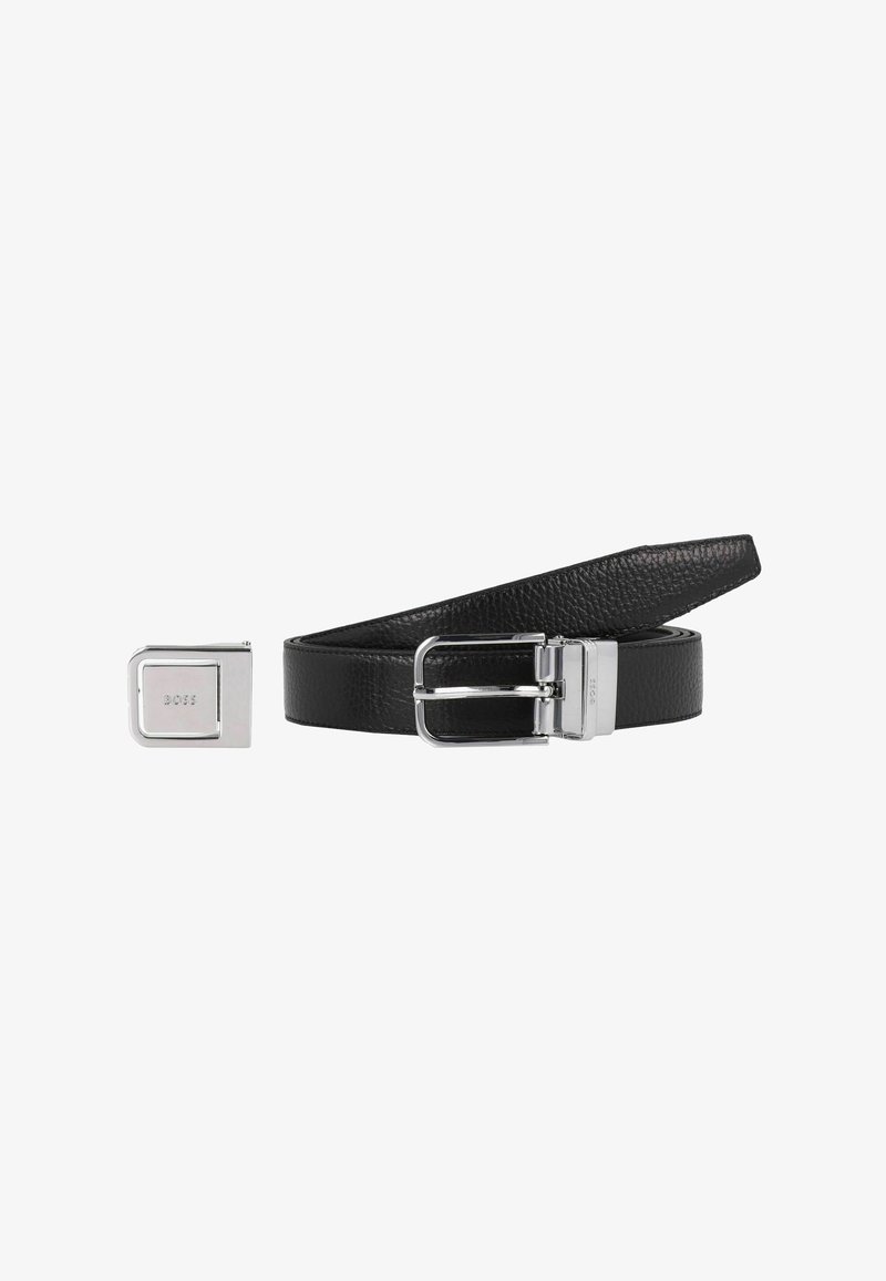 Zwarte leren riem met textuur, voorzien van een zilveren metalen gesp en een aparte zilveren sluiting gegraveerd met "BOSS" op een witte achtergrond.