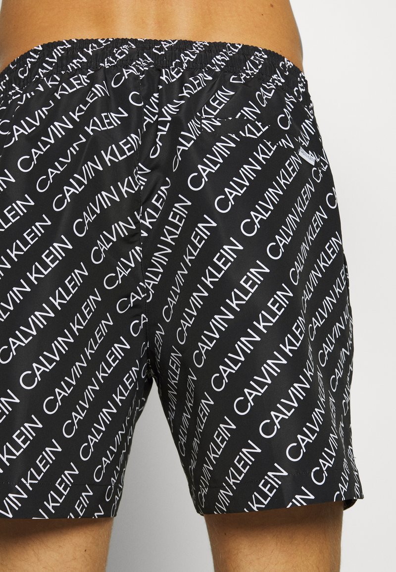 Herren Badehosen | Calvin Klein Swimwear MEDIUM DRAWSTRING PRINT Badeshorts black/schwarz - GQ28583 Herren Badehosen | Calvin Klein Swimwear MEDIUM DRAWSTRING PRINT Badeshorts black/schwarz - GQ28583