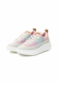 Zapatillas de punto multicolores con una suela blanca gruesa. Las características incluyen un revestimiento texturizado en gris, cordones redondos y una pestaña en el talón.