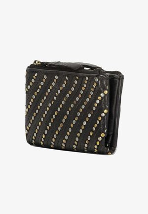 Portefeuille en cuir noir avec des clous dorés et argentés en diagonale, fermeture éclair et design pliable, présenté sur fond blanc.