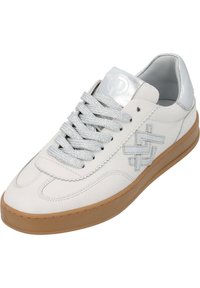 Zapatilla blanca de cuero con detalles en plata, cordones texturizados y suela de goma. El diseño incluye un sutil patrón geométrico en el lateral.