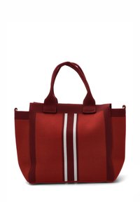 Bolso tote rojo con dos rayas verticales blancas. Hecho de un material texturizado, con asas cortas y una forma estructurada.