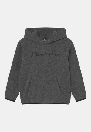 Sudadera con capucha gris hecha de tejido suave. Presenta un bolsillo canguro frontal, puños de canalé y el logotipo "Champion" bordado en la parte delantera.